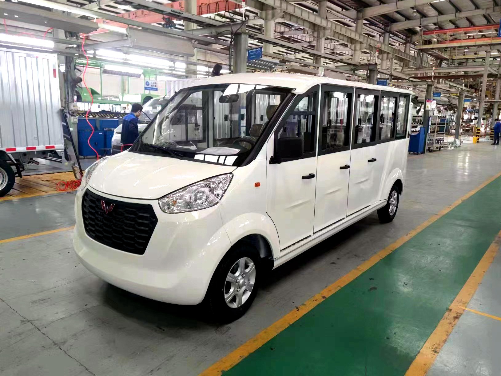 五菱M系列8座封闭式观光车