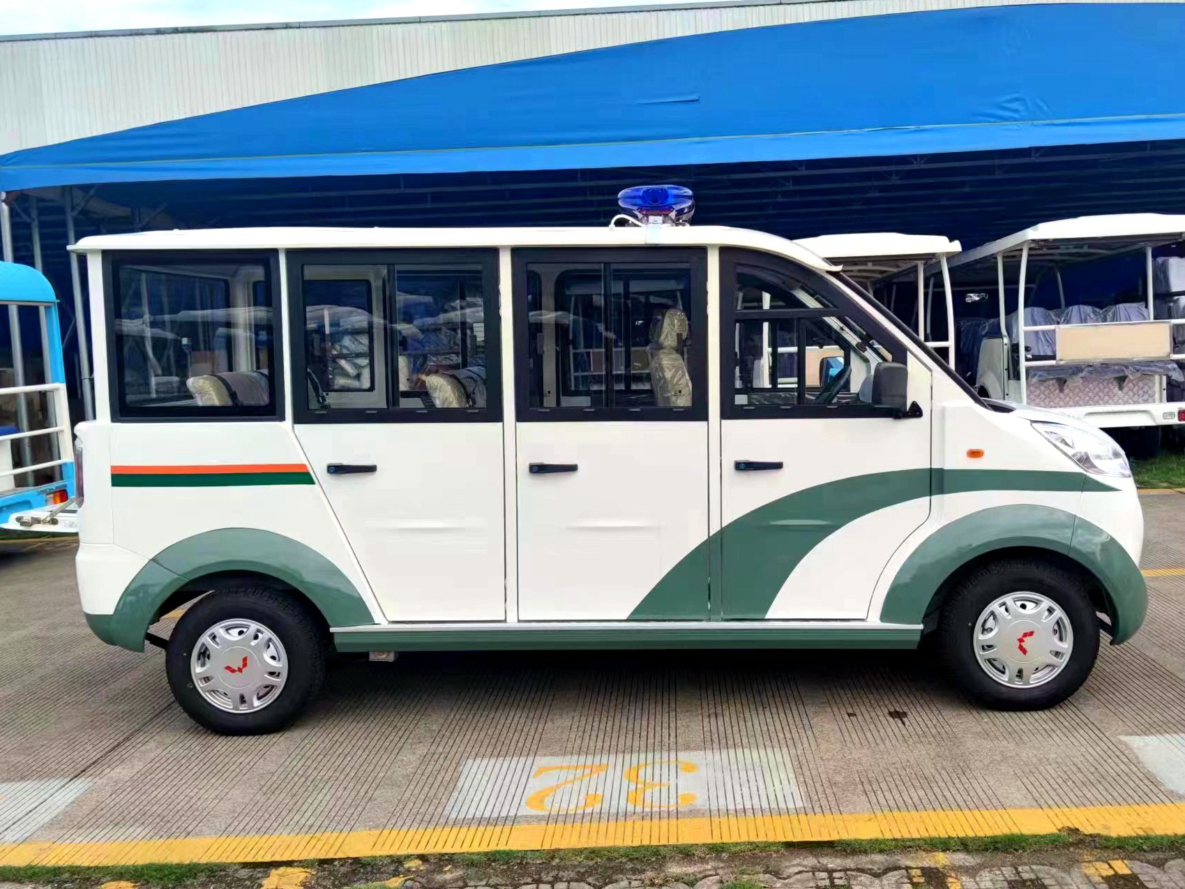 五菱M系列8座封闭式观光车