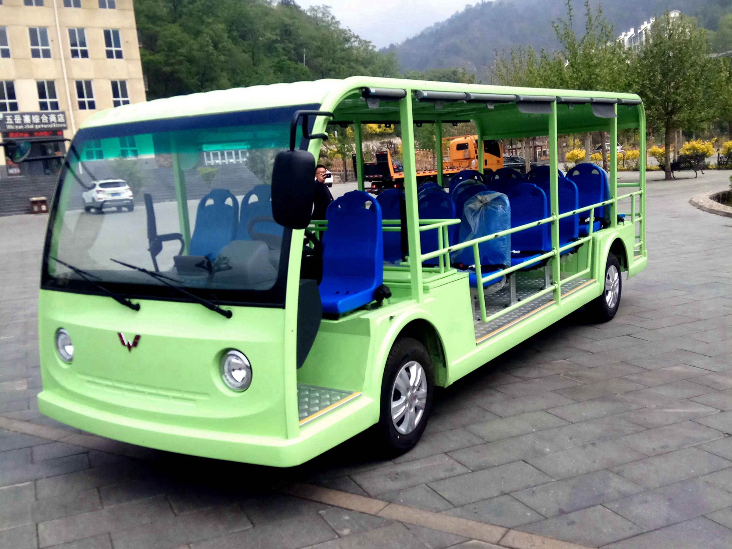 五菱L系列23座汽油车