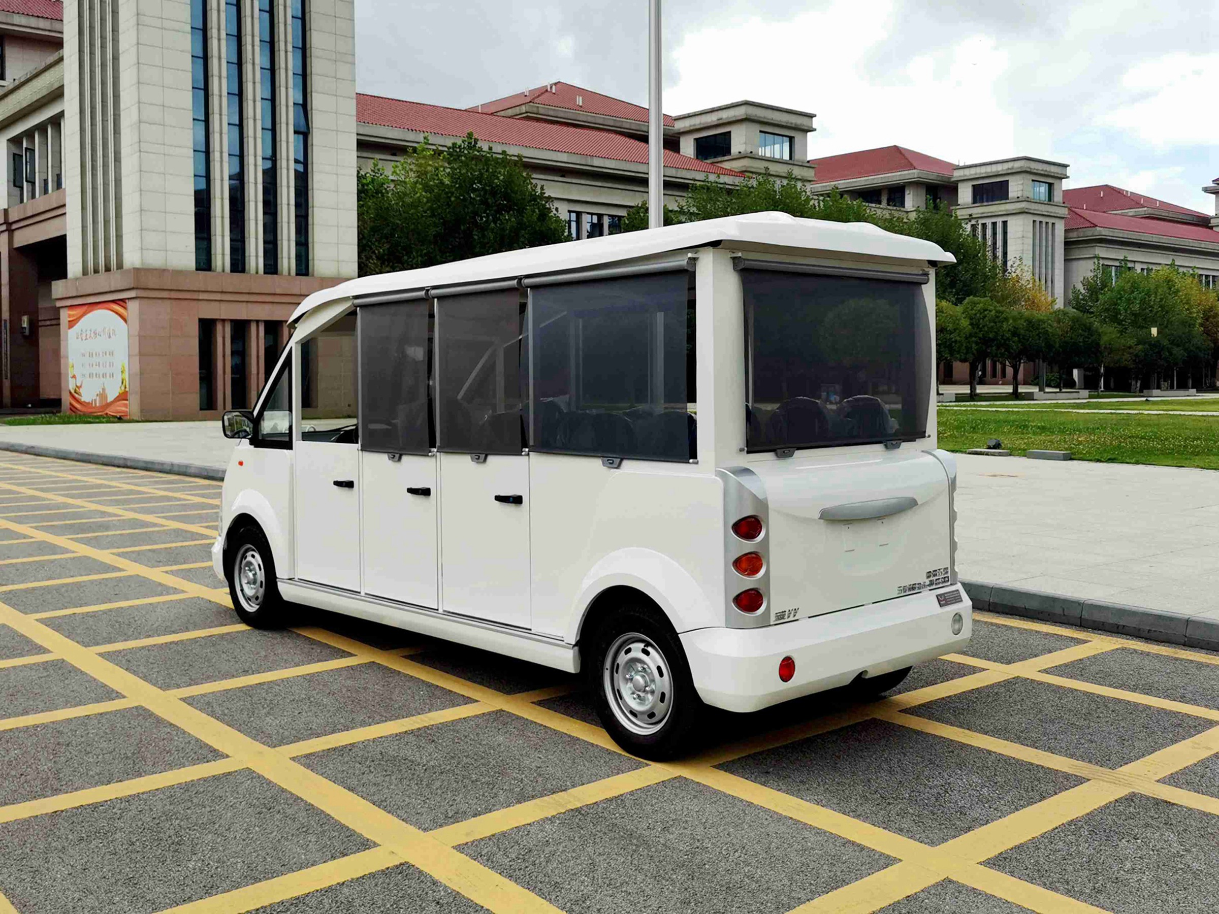 五菱威威系列11座封闭式观光车