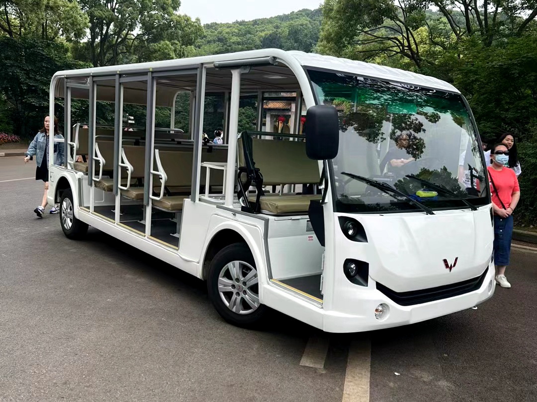 五菱国宾前脸23座敞开观光车
